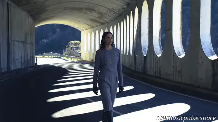 Premiere: Lucia Rivero aus Ost-London findet Fülle in der Abwesenheit auf "Nowhere" - Atwood Magazine