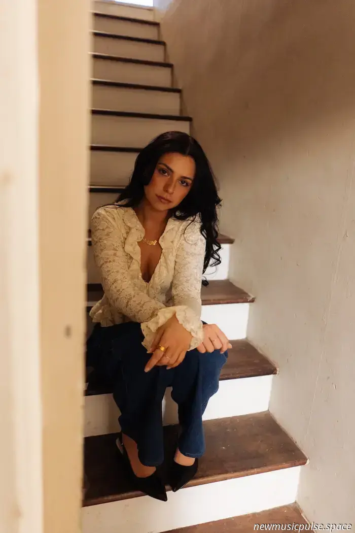 Anteprima: Savanna Leigh trova la libertà in "for your entertainment", un inno indie pop di caos e divenire - Atwood Magazine