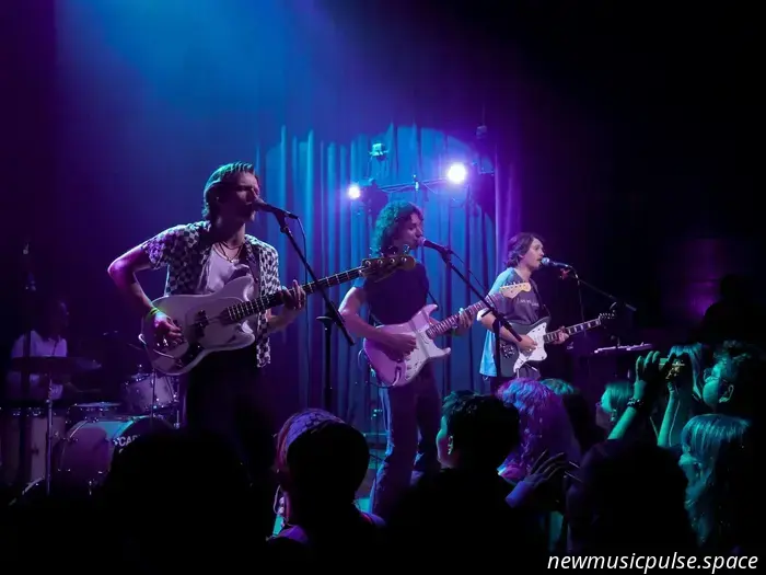 „Wir sind nur Pop der Arbeiterklasse“: Chicagos Capital Soirée ist die Band, die man im Auge behalten sollte - Atwood Magazine