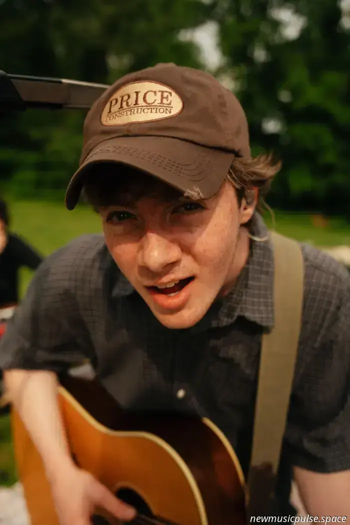 Straßen, Träumereien und Abrechnung: Der aufstrebende Folk‑Pop‑Künstler Brenn! entfaltet den emotionalen Bogen seiner EP ‚Upstate‘ – Atwood Magazine