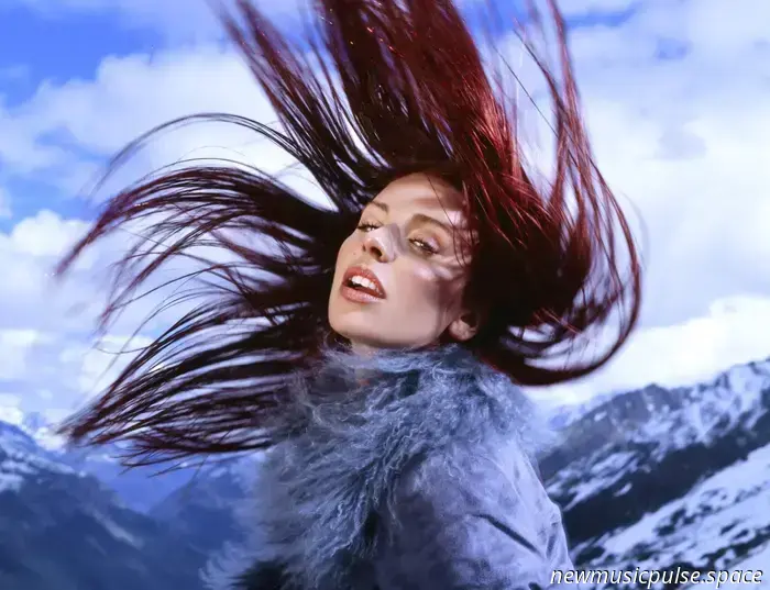 Rose Gray kehrt mit der neuen Single 'April' zurück.