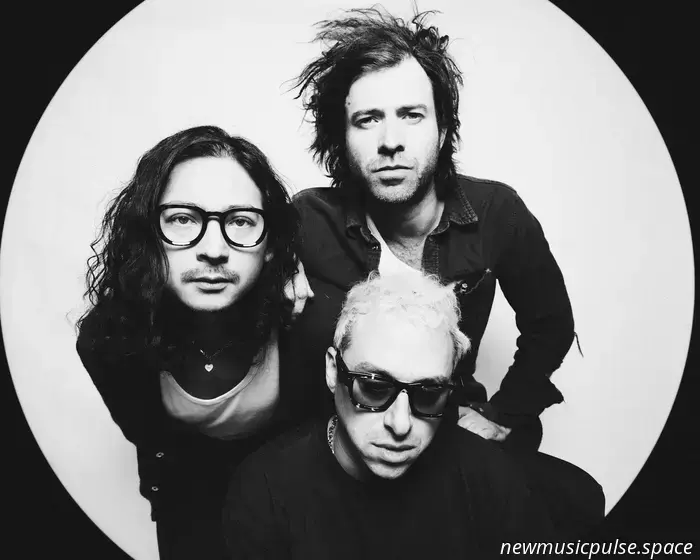 «Перетекая в нормальность»: The Technicolors превращают расплату в откровение в «Первый класс в никуда», мечтательной и болезненной альт-роковой грёзе — журнал Atwood