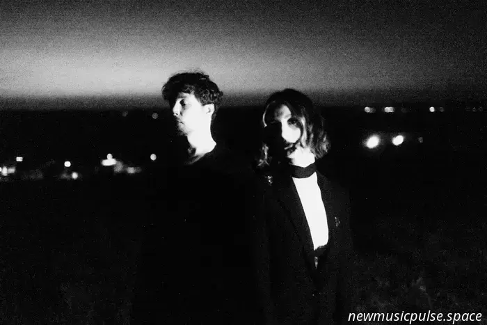 „Zerbrechlich, euphorisch und wahr“: Nick & June schmieden eine filmische Wiedergeburt auf „New Year’s Face“, eine intime Meditation darüber, wer wir waren, wer wir sind und wer wir werden könnten – Atwood Magazine