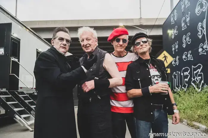 The Damned rinden homenaje a Brian James con el álbum de versiones 'Not Like Everybody Else'.