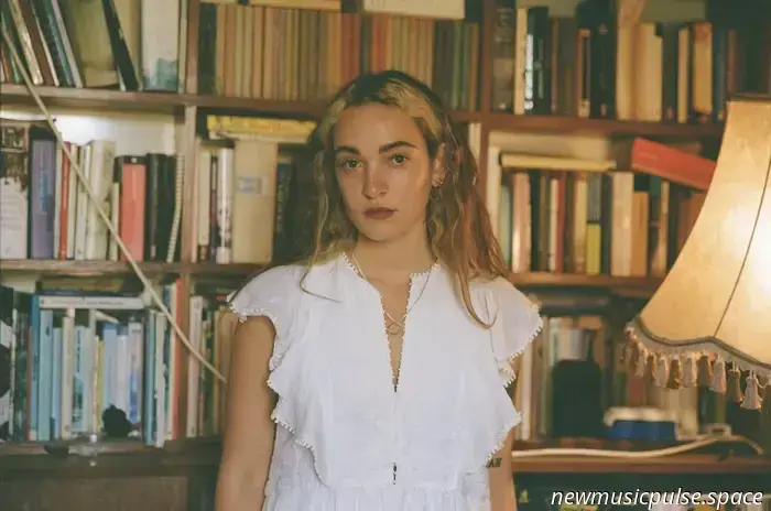 “Lehn dich zurück, Baby, lass es los”: néomí umarmt die Kunst des Loslassens in einem seelenbewegenden Mantra der Sanftheit, Hingabe und Selbstliebe - Atwood Magazine