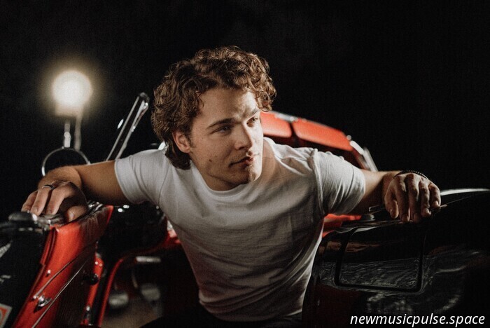 Intervista: Max McNown ha preso la strada più lunga per Nashville — e il percorso panoramico si vede in 'Night Diving (The Cost of Growing Up)' - Atwood Magazine