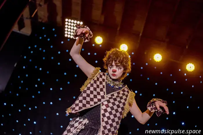 Il circo di un uomo solo di Madilyn Mei: gioia queer, costumi da clown e 1000 canzoni su ogni cosa - Atwood Magazine