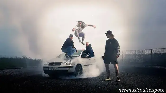 Rumore caustico dall'Irlanda...

06 · 11 · 2025

La band The Scratch pubblicherà il nuovo album ‘Pull Like A Dog’ il 13 marzo.

La band è un fenomeno di culto nella loro Irlanda natale, fondendo rumore caustico, post-punk e aspetti della musica tradizionale. L'eccezionale album del 2023 ‘Mind Yourself’ è stato spinto da alcuni concerti dal vivo mozzafiato dei The Scratch.

In collaborazione con Music For Nations / Sony Ireland, il nuovo album ‘Pull Like A Dog’ uscirà il prossimo anno, un disco di 10 tracce già disponibile per il pre-order.

Scritto negli Hellfire Studio di Dublino con l'ingegnere Thomas Donoghue e il produttore John ‘Spud’ Murphy (Lankum, Black Midi, Caroline), il disco è guidato da un esplosivo nuovo singolo.

Il brano che dà il titolo al nuovo album, ‘Pull Like A Dog’, è accompagnato da un audace video girato sulle rive del Lough Ree dal videomaker dublinese Paul Gleeson.

Il vocalist Daniel Lango lo spiega così…

«Si tratta di mettere da parte l'idea di scusarsi semplicemente per il fatto di esistere o di sperare che, se continuo a rimanere nei limiti, otterrò ciò che credo di meritare. Prendermi un po' in giro ma anche farmi venire il sangue in circolo, così afferrerò la vita per il colletto e ne parlerò a gran voce…»

Ascolta ora.

1. Pull Like A Dog
2. Pullin’ Teeth
3. Gladrags
4. Crack
5. Mother of God
6. Spacer
7. Roses n Poses
8. I Hope All is Forgiven
9. Horsefly
10. Ringsend

Foto: Evan Doherty

-

Unisciti a noi su WeAre8, mentre esploriamo nel profondo gli avvenimenti culturali globali. Segui Clash Magazine QUI mentre saltiamo allegramente tra club, concerti, interviste e servizi fotografici. Ottieni anteprime dal backstage e uno sguardo sul nostro mondo mentre il divertimento e i giochi si svolgono.

Iscriviti alla mailing list di Clash per notizie aggiornate su musica, moda e cinema.