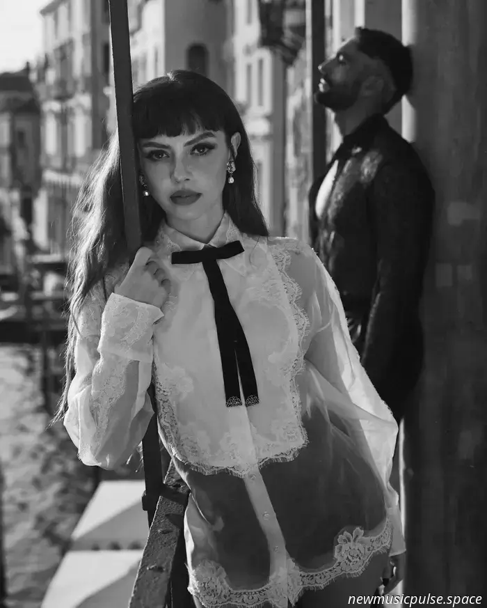 “Piazza San Marco” di Annalisa e Marco Mengoni è un portale senza tempo di bellezza, memoria e nostalgia - Atwood Magazine
