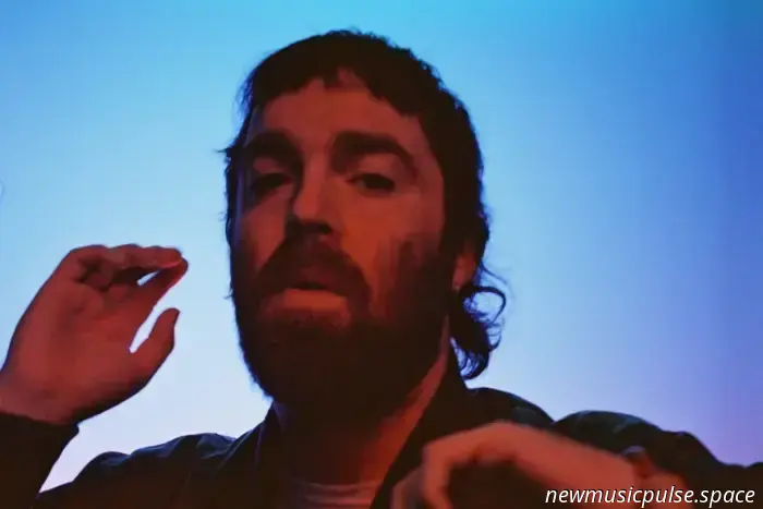 Chet Faker transporta a los oyentes al “ lado lejano de la luna” en su último sencillo - Atwood Magazine