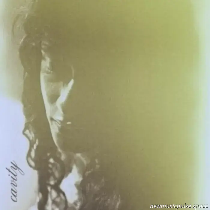 Aufstrebende Künstlerin: Marem Ladson stellt sich ihrer Vergangenheit und findet auf „Cavity“, einer verträumten Indie-Folk-Tagträumerei, ihre Stimme – Atwood Magazine