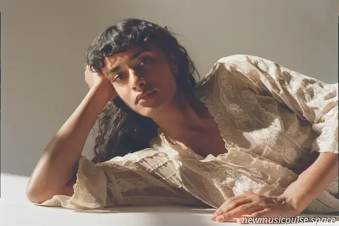 Artista a seguir: Marem Ladson confronta su pasado y encuentra su voz en «Cavity», un ensueño de indie folk - Atwood Magazine