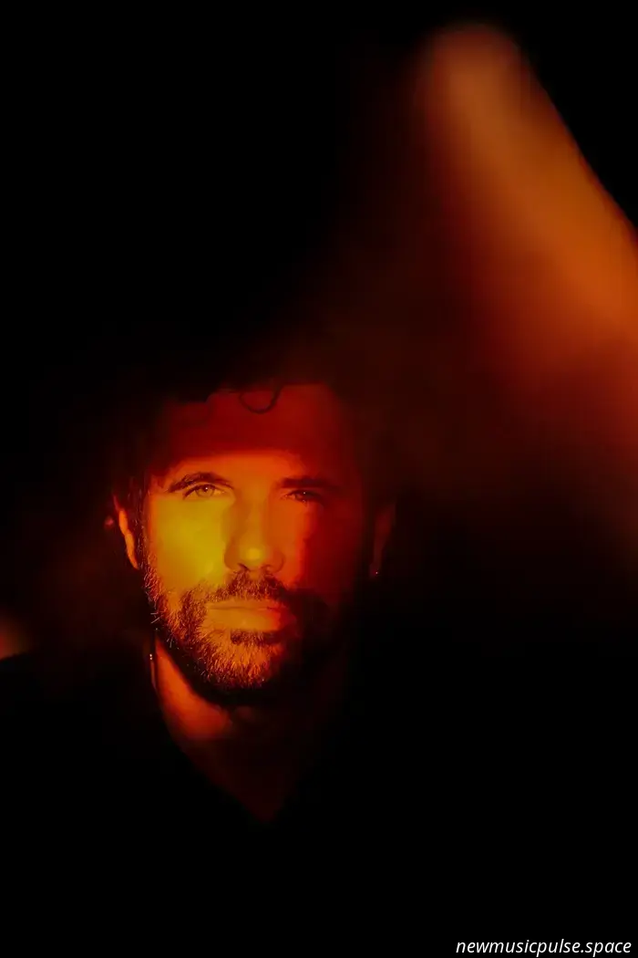 Ник Малви теперь возвращается с «Dark Harvest Pt. 2», завершая своё путешествие циклического исцеления и самореализации альбомом, который находит покой в смирении и просветление в вере, превращая внутреннее переосмысление в лучезарное освобождение.