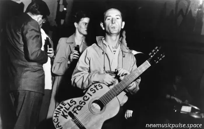 «Esta tierra es tu tierra»: El legado inconcluso de Woody Guthrie, desde la Gran Depresión hasta la América de Trump - Atwood Magazine