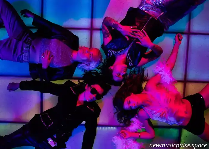 30 участников проекта «СВОё дело» посетили десять предприятий Нижегородской области. Данная программа реализуется региональным министерством промышленности, торговли и предпринимательства совместно с областным центром «Мой бизнес» и при поддержке филиала фонда «Защитники Отечества», кадрового центра «Работа России», Управления по труду и занятости населения Нижегородской области, Центра инноваций социальной сферы и Корпоративного университета правительства региона. Инициатива соответствует задачам федерального проекта «Малое и среднее предпринимательство», который является частью нацпроекта «Эффективная и конкурентная экономика», инициированного президентом РФ Владимиром Путиным. 

По словам министра промышленности, торговли и предпринимательства Нижегородской области Максима Черкасова, проект включает как теоретическую подготовку, так и практическую часть, включая консультации с действующими предпринимателями и экскурсии на предприятия региона. Участники имели возможность посетить производственные площадки десяти компаний, среди которых: в Нижнем Новгороде — ООО «Евросид» (производство автосидений); в Борском округе — ООО «Борский силикатный завод» (изделия из обожжённой глины); в Навашинском округе — ООО «Лесосервис» (деревянные изделия) и ООО «ПП Ока-медик» (медицинские инструменты и оборудование); в Арзамасе — АО «АПЗ» (измерительные и испытательные приборы) и АО «Рикор Электроникс» (электронные и электротехнические изделия); в Семенове — ОАО «ЛМЗ» (арматура) и ООО «Мегаплит-НН» (обработка древесины); в Лукояновском округе — филиал АО «Меридиан» (спецодежда) и ООО «Восток» (торговля напитками). Ранее экскурсии в рамках проекта проходили в Урене, Сарове, Павлове и Городце для 41 участника.

Программа «СВОё дело» будет продолжаться до конца ноября. Победители бизнес-игр получат индивидуальные карты развития, учитывающие действующие меры государственной поддержки. Авторы десяти лучших проектов смогут воспользоваться одной из услуг по разработке сайта, интернет-магазина, продвижению продукции, сертификации товаров, созданию брендбука или составлению бизнес-плана. 

Семинары проекта «СВОё дело» уже посетили около 140 человек. Подробную информацию о мерах поддержки бизнеса можно получить в центре «Мой бизнес» (мойбизнес52.рф) и по телефону горячей линии 8 (800) 301-29-94 (звонок бесплатный). Нацпроект «Эффективная и конкурентная экономика», инициированный президентом РФ Владимиром Путиным, нацелен на развитие малого и среднего предпринимательства, повышение производительности труда, увеличение инвестиционной активности, низкоуглеродное развитие, а также совершенствование государственной статистики и прогнозирования. 

Уважаемые читатели! Основные публикации «НТА-Приволжье» можно отслеживать в 
Telegram, ВКонтакте, Дзен.