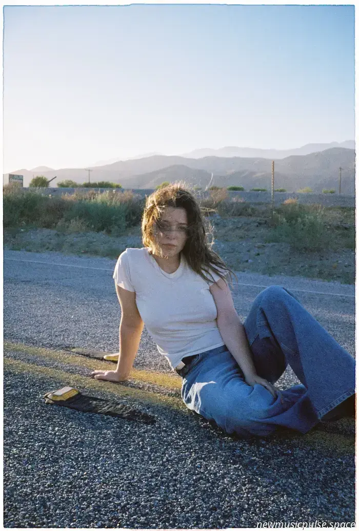Jade Bird revela de qué están hechos los "Sueños" al convertir el desamor en optimismo - Atwood Magazine