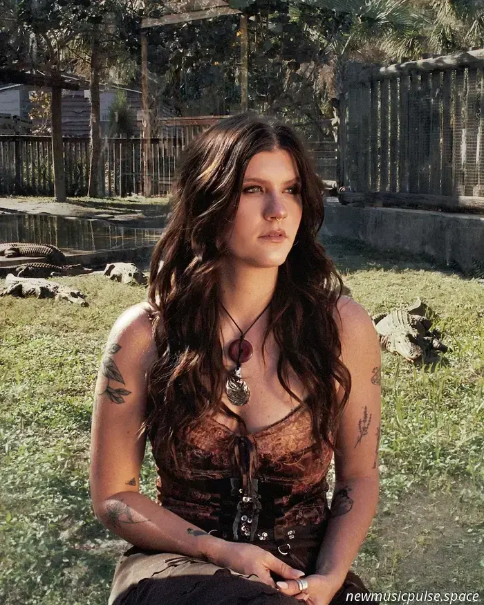 „Ich weiß jetzt, wer ich bin“: Gatlin erobert sich mit ‚Die älteste Tochter‘ selbst zurück, ein seelenbewegendes Debüt, verwurzelt in Verletzlichkeit, Intimität und Befreiung - Atwood Magazine