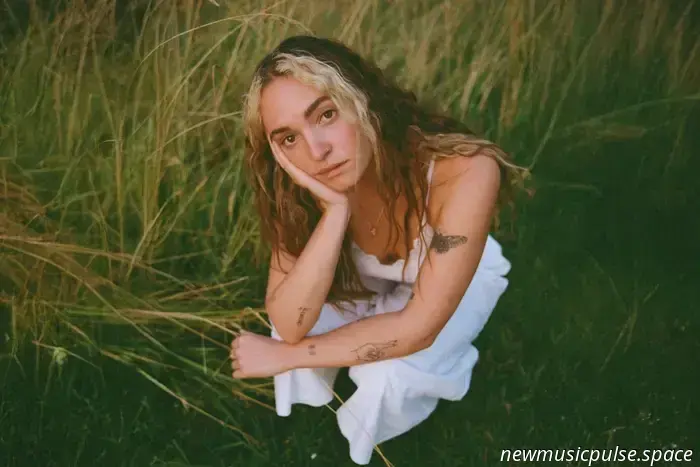 “Lehn dich zurück, Baby, lass es los”: néomí umarmt die Kunst des Loslassens in einem seelenbewegenden Mantra der Sanftheit, Hingabe und Selbstliebe - Atwood Magazine