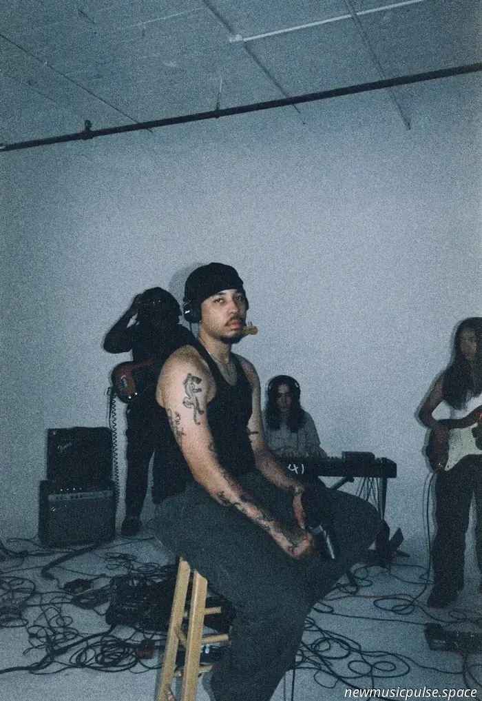 „Roh, experimentell und definitiv“: Low.bō debütiert mit einer gezeichneten, intimen Alt‑R&B-Abrechnung auf ‚husk‘ – Atwood Magazine