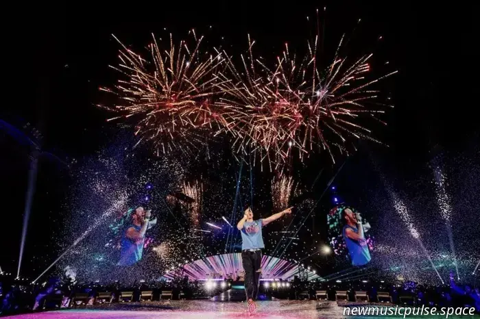 Chris Martin und Jonny Buckland von Coldplay spielen in der Hackney-Kirche.