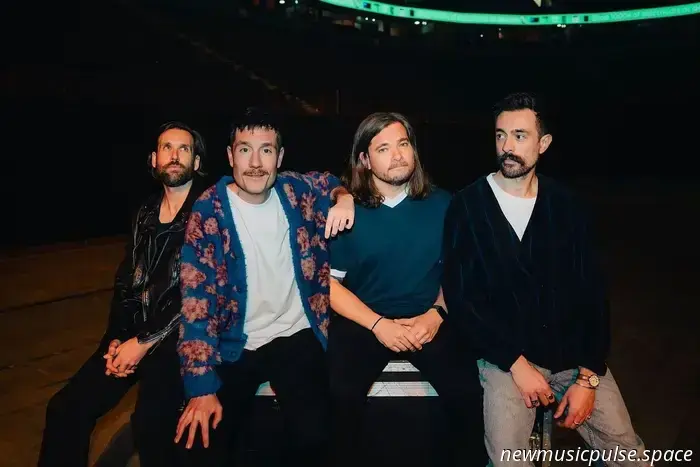 I Bastille condividono la prima nuova musica in tre anni con il brano antemico 'Save My Soul'