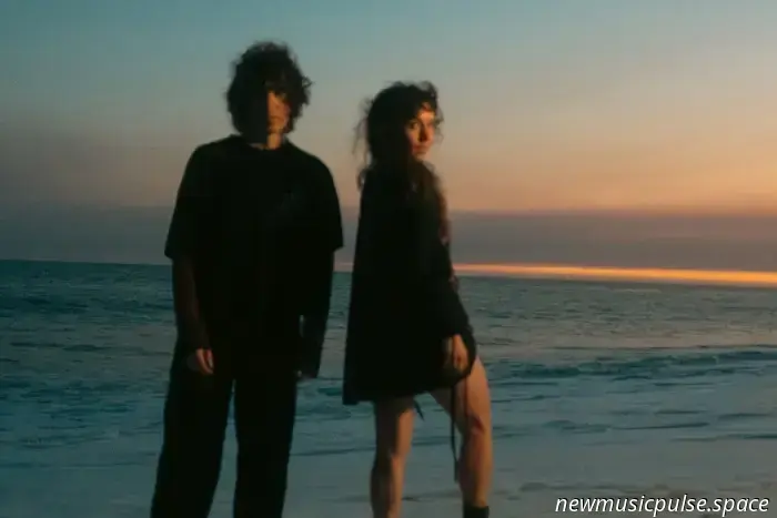 Purity Ring выпускают новый эфирный трек «imanocean».
