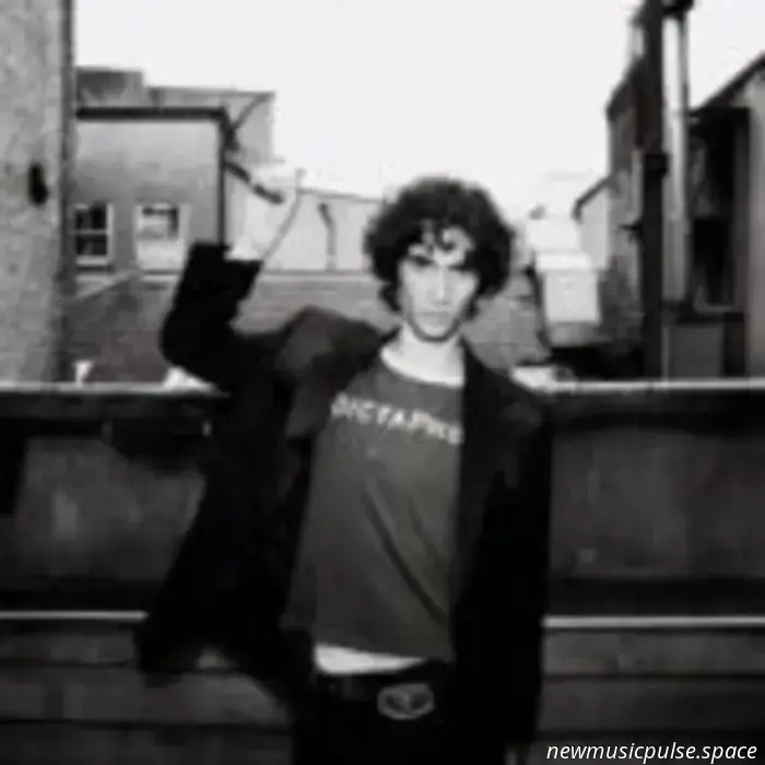 sombr's "We Never Dated" tut auf all die stillen Wege ungesprochener Liebe weh - Atwood Magazine