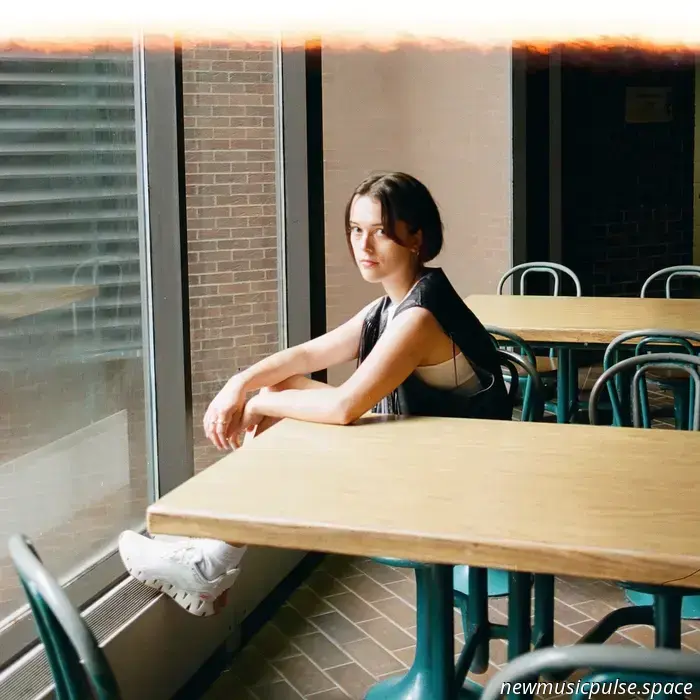 Interview: Alicia Claras Klangwellen schimmern und glänzen auf „Nothing Dazzled“ - Atwood Magazine