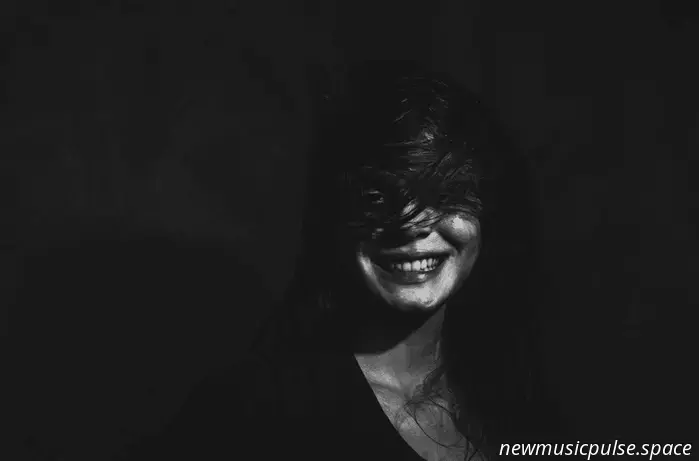 SOFIA ISELLA представляет язвительный сингл «Above The Neck»