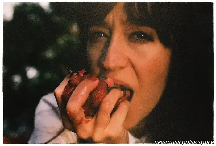 "Brutal, Beautiful, &amp; Reborn": Love, Alexa presenta il suo emozionante EP "Spring Cleaning" - Atwood Magazine
