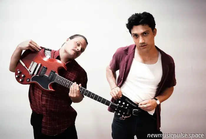 Künstler, den man im Auge behalten sollte: Anyhow aus Brooklyn ist ein aufstrebendes Indie-Rock-Duo, das auf Zusammenarbeit, Vertrauen und Gitarren setzt - Atwood Magazine