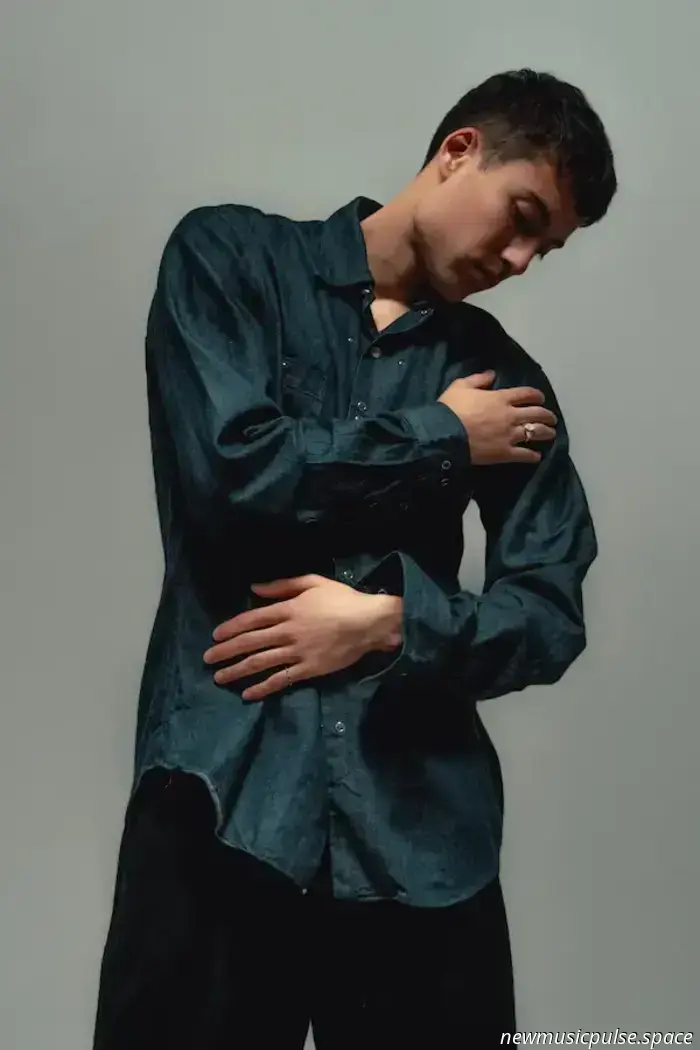 Lass EDEN dich durch sein neues Album „Dark“ führen.