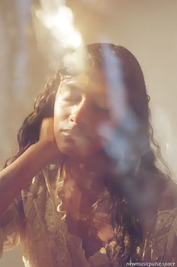 Aufstrebende Künstlerin: Marem Ladson stellt sich ihrer Vergangenheit und findet auf „Cavity“, einer verträumten Indie-Folk-Tagträumerei, ihre Stimme – Atwood Magazine