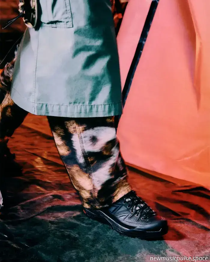 Carhartt WIP und Salomon streben mit dem neuen X-ALP-Sneaker nach höchster funktionaler Exzellenz.