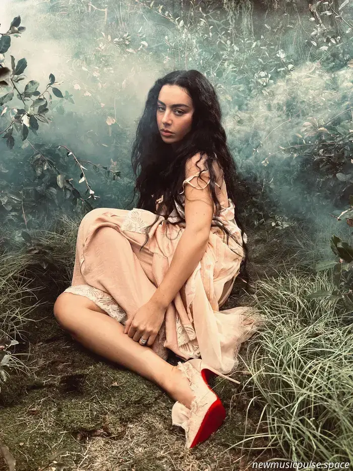 „Lass es perfekt sein“: Charli xcxs „House“ mit John Cale und kreative Erschöpfung - Atwood Magazine