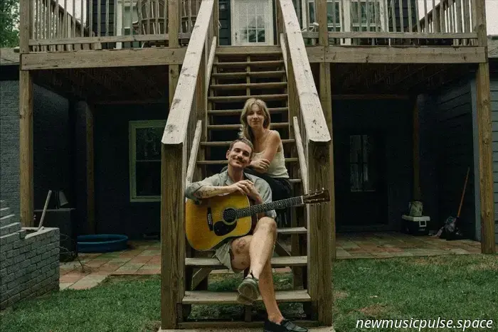 Medium Build e Sydney Rose fanno una cover della canzone di Charli XCX 'Sympathy Is A Knife'