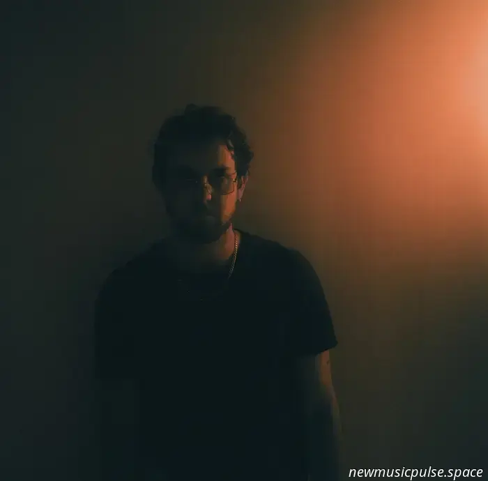 Solomon Fox Blurs Boundaries with “Fallin’ Back” - Atwood Magazine