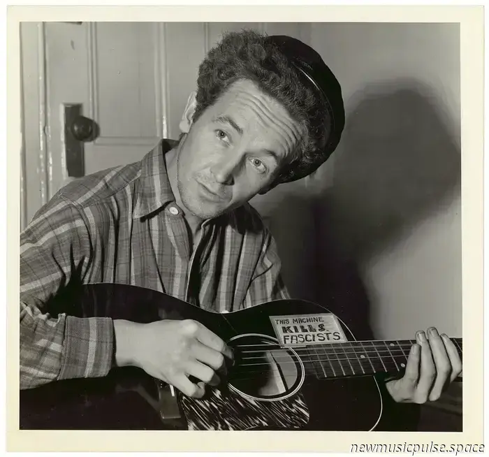 «Esta tierra es tu tierra»: El legado inconcluso de Woody Guthrie, desde la Gran Depresión hasta la América de Trump - Atwood Magazine