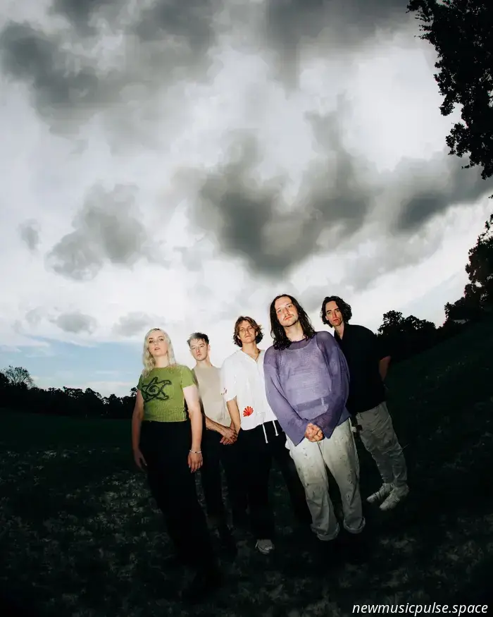 Caratteristica: "Burnout Days" di flipturn diventano sogni febbrili e commoventi sulla loro seconda raccolta - Atwood Magazine