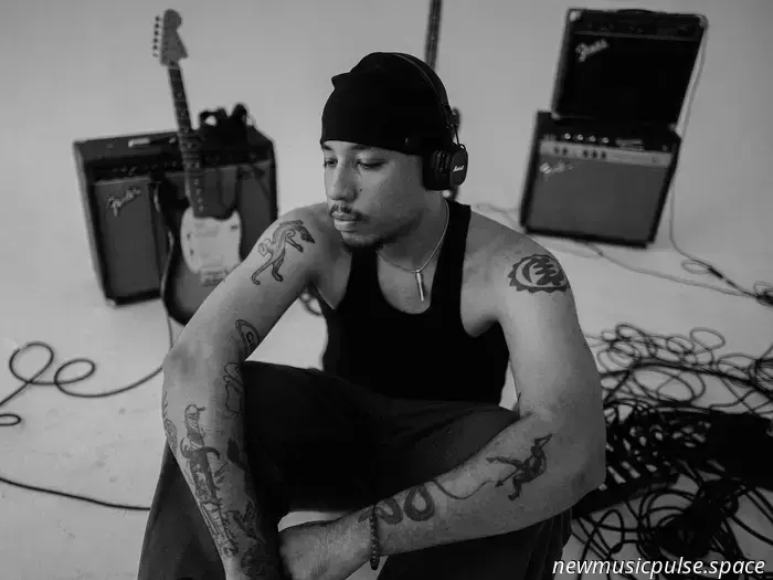 „Roh, experimentell und definitiv“: Low.bō debütiert mit einer gezeichneten, intimen Alt‑R&B-Abrechnung auf ‚husk‘ – Atwood Magazine