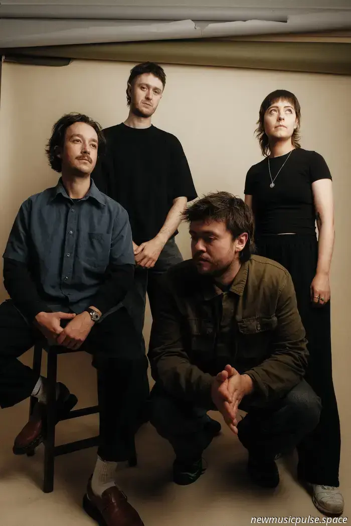 Intervista: Chartreuse affronta insieme il lutto e le difficoltà in 'Bless You & Be Well' - Atwood Magazine
