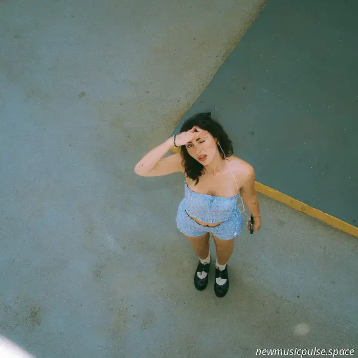 Interview mit Jazzie Young: Spiel mit Veränderungen und Indie-Pop-Beats - Atwood Magazine