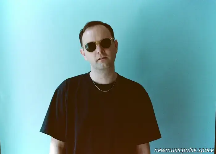 Griff Lynch, James Dean Bradfield collaborano su "Same Old Show"