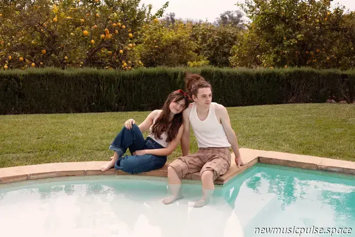„I Don’t Wanna Be Fragile“: Jake & Shelby legen in „Fragile“ ihre Seelen offen, ein zutiefst intimes Indie-Pop-Bekenntnis – Atwood Magazine