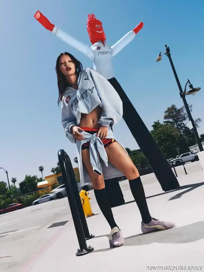 Rihanna spielt Ball mit dem mit Football inspirierten FENTY X PUMA Drop