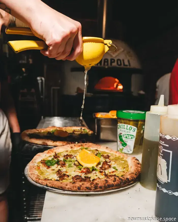 Die geliebte musikalische Benefizveranstaltung von The Wild Honey Pie verwandelt eine beengte Pizzeria in Brooklyn mit BENEE - Atwood Magazine