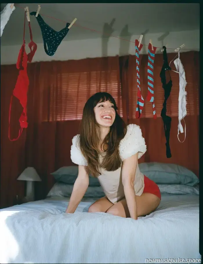 "Brutal, Beautiful, &amp; Reborn": Love, Alexa presenta il suo emozionante EP "Spring Cleaning" - Atwood Magazine