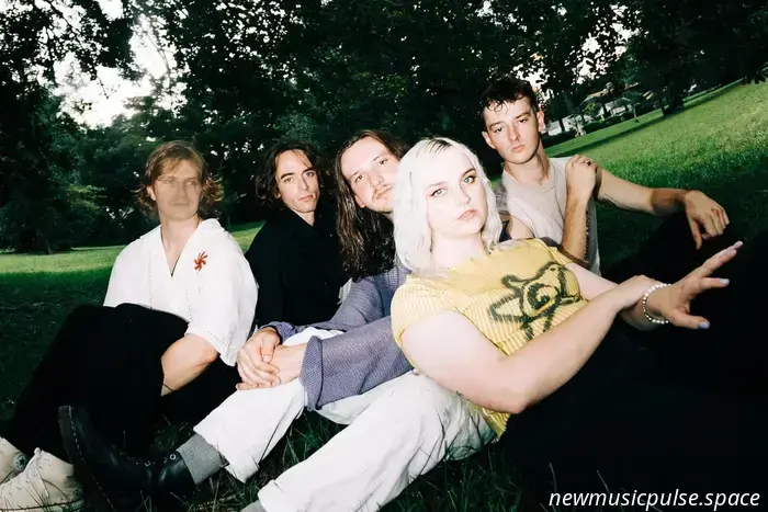 Caratteristica: "Burnout Days" di flipturn diventano sogni febbrili e commoventi sulla loro seconda raccolta - Atwood Magazine