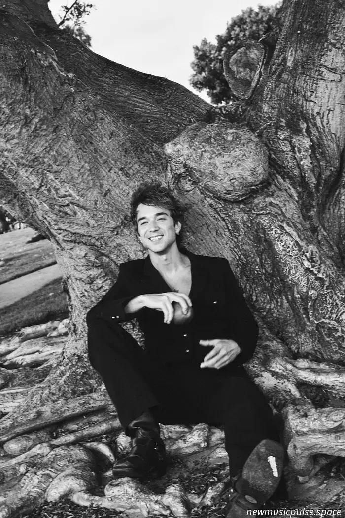 “Eden” es un reflejo radiante de la libertad artística de Daniel Seavey - Atwood Magazine