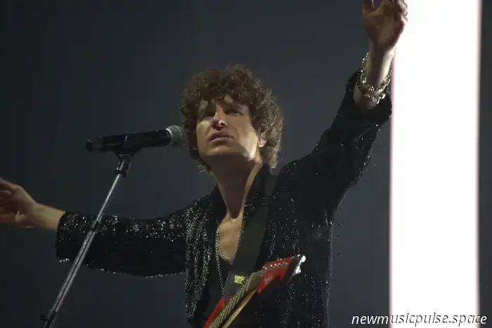 I The Kooks suonano un enorme concerto all'O2 Arena di Londra